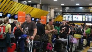 Fila de passageiros no embarque do Aeroporto de Congonhas após cancelamento de vôos. (Foto: Rovena Rosa/Agência Brasil)