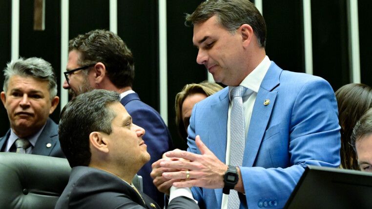 Alcolumbre e Flavio Bolsonaro (Foto: Geraldo Magela/Agência Senado)