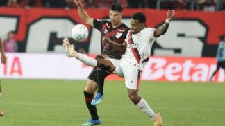 PR - COPA DO BRASIL/ATHLETICO-PR X ATLÉTICO GOIANIENSE - ESPORTES - Lucas Esquivel (e), do Athletico Paranaense, na partida entre o Athletico Paranaense e Atlético Goianiense válida pela quinta fase da Copa do Brasil 2026, realizada na Arena da Baixada, em Curitiba, nesta quinta-feira (23). 23/04/2026 - Foto: JOÃO HEIM/ZIMEL PRESS/ESTADÃO CONTEÚDO