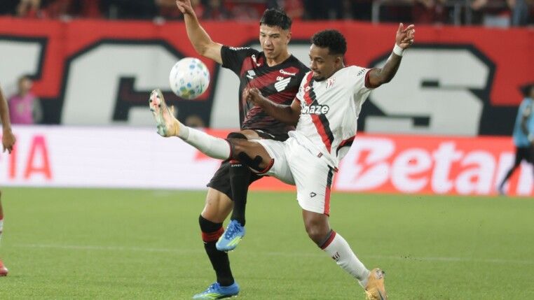 PR - COPA DO BRASIL/ATHLETICO-PR X ATLÉTICO GOIANIENSE - ESPORTES - Lucas Esquivel (e), do Athletico Paranaense, na partida entre o Athletico Paranaense e Atlético Goianiense válida pela quinta fase da Copa do Brasil 2026, realizada na Arena da Baixada, em Curitiba, nesta quinta-feira (23). 23/04/2026 - Foto: JOÃO HEIM/ZIMEL PRESS/ESTADÃO CONTEÚDO