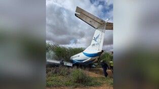 Avião da Embraer acerta arbustos