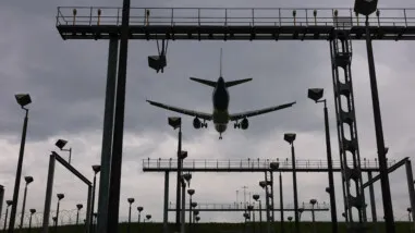Avião sobrevoa aeroporto