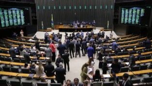 Deputados em discussão no plenário da Câmara