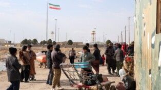 Afegãos retornando do Irã chegam perto da fronteira Afeganistão-Irã em Islam Qala, na província de Herat, em 31 de janeiro de 2026. (Foto de Mohsen KARIMI / AFP)