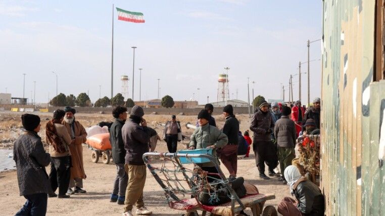 Afegãos retornando do Irã chegam perto da fronteira Afeganistão-Irã em Islam Qala, na província de Herat, em 31 de janeiro de 2026. (Foto de Mohsen KARIMI / AFP)