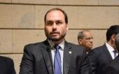 Carlos Bolsonaro Flávio Carlos Bolsonaro fala ao microfone durante sessão na Câmara dos Vereadores