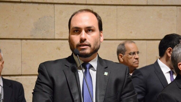 Carlos Bolsonaro fala ao microfone durante sessão na Câmara dos Vereadores