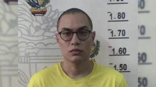 Raphael Sousa veste camiseta amarela em foto de frente na polícia