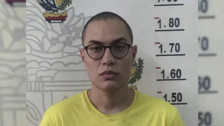 Raphael Sousa veste camiseta amarela em foto de frente na polícia