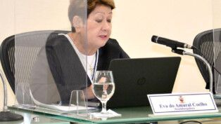 Desembargadora lê decisão e fala ao microfone durante sessão