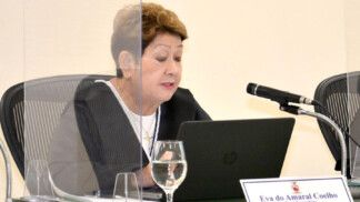 Desembargadora lê decisão e fala ao microfone durante sessão