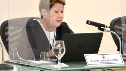 Desembargadora lê decisão e fala ao microfone durante sessão