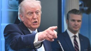 O presidente dos EUA, Donald Trump, ao lado do secretário de Defesa, Pete Hegseth, discursa sobre o conflito no Irã na Sala de Imprensa James S. Brady da Casa Branca (Crédito: Reprodução/AFP)