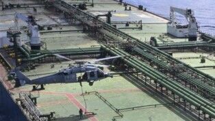 Helicóptero pousa em petroleiro iraniano durante operação militar dos EUA