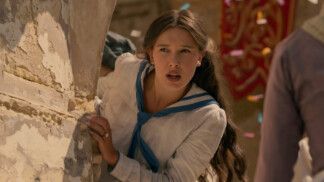 Cena do filme, com a atriz Millie Bobby Brown com expressão de espanto