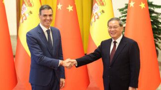O primeiro-ministro chinês, Li Qiang, cumprimenta o primeiro-ministro espanhol, Pedro Sánchez, no Grande Salão do Povo, em Pequim, China (Crédito: Reuters)