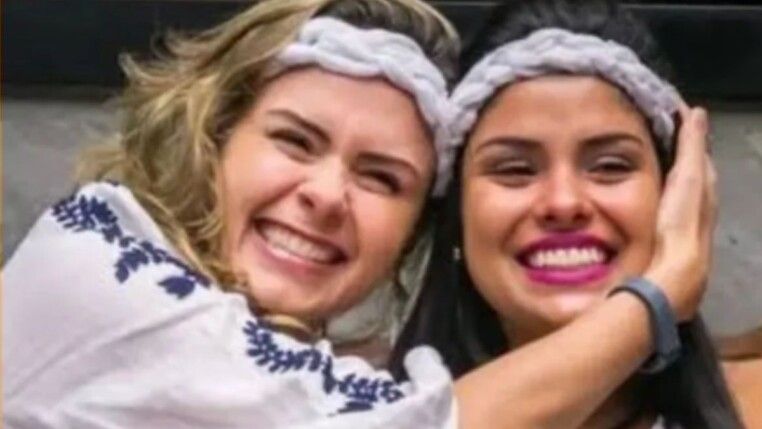 Duas mulheres se abraçando.