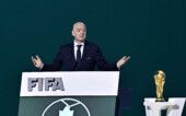 Gianni Infantino abre os braços durante discurso no Congresso da Fifa
