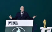Gianni Infantino abre os braços durante discurso no Congresso da Fifa