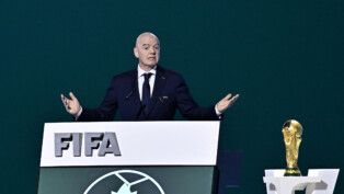 Gianni Infantino abre os braços durante discurso no Congresso da Fifa
