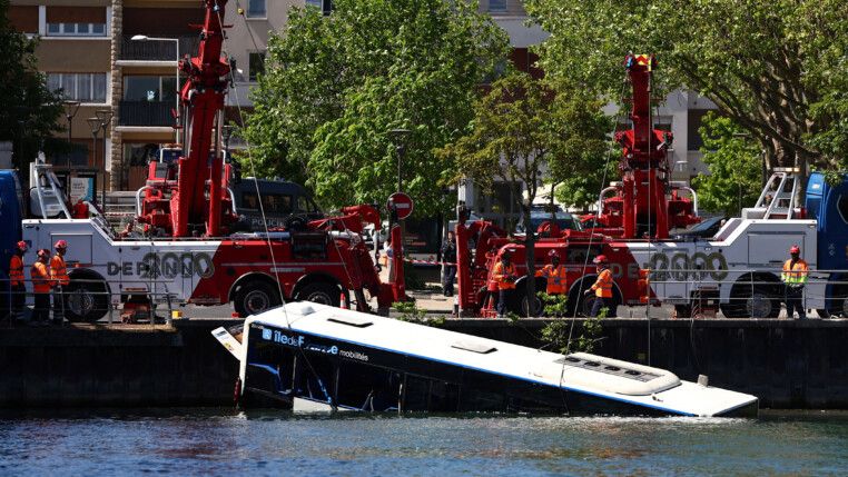 Ônibus submergindo no rio Sena, em Paris