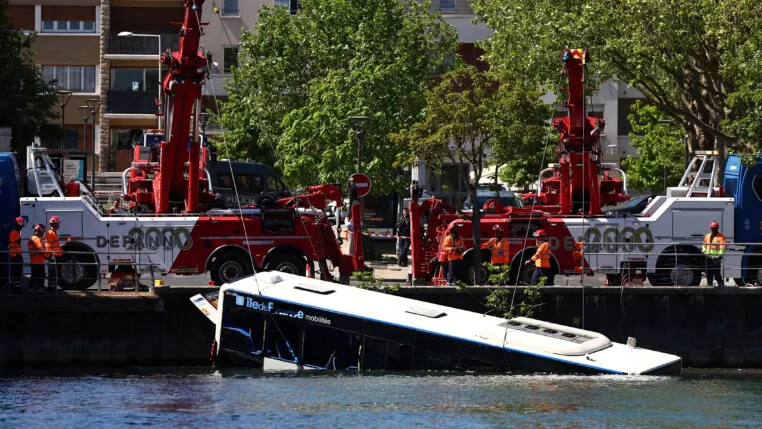 Ônibus submergindo no rio Sena, em Paris