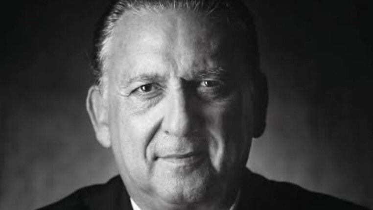 Galvão em uma foto preto e branco.