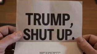 A mensagem "Trump, cale a boca" aparece escrita em inglês numa folha de papel