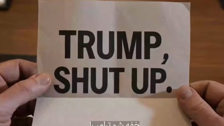 A mensagem "Trump, cale a boca" aparece escrita em inglês numa folha de papel