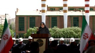 Porta-voz iraniana Fatemeh Mohajerani concede entrevista coletiva.