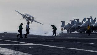 Um avião de vigilância E-2D Hawkeye decola do convés de voo do porta-aviões USS Abraham Lincoln, da classe Nimitz, da Marinha dos EUA, durante o ataque da Operação Epic Fury ao Irã (Crédito: Reuters)