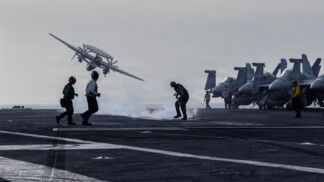 Um avião de vigilância E-2D Hawkeye decola do convés de voo do porta-aviões USS Abraham Lincoln, da classe Nimitz, da Marinha dos EUA, durante o ataque da Operação Epic Fury ao Irã (Crédito: Reuters)