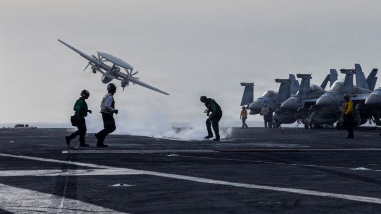 Um avião de vigilância E-2D Hawkeye decola do convés de voo do porta-aviões USS Abraham Lincoln, da classe Nimitz, da Marinha dos EUA, durante o ataque da Operação Epic Fury ao Irã (Crédito: Reuters)