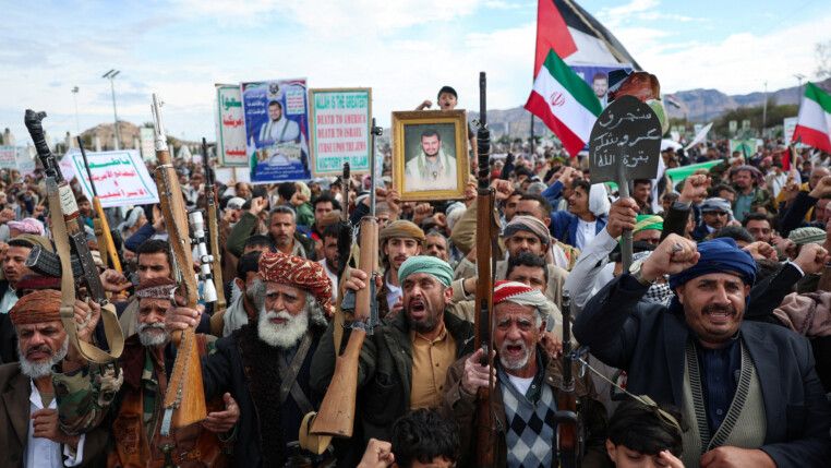 Apoiadores dos houthis demonstram solidariedade ao Irã, em meio ao conflito entre Estados Unidos e Israel, em Sanaa, Iêmen, 27 de março de 2026