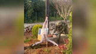 Soldado acerta uma marreta no rosto de uma imagem de Jesus, derrubado da cruz