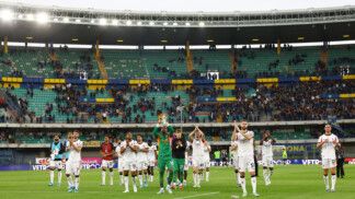 Jogadores do Milan saudando a torcida, no gramado
