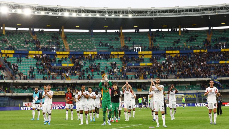 Jogadores do Milan saudando a torcida, no gramado