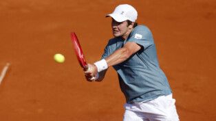 João Fonseca rebate bolinha em torneio no saibro