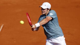 João Fonseca rebate bolinha em torneio no saibro