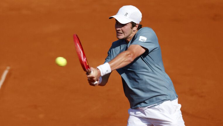 João Fonseca rebate bolinha em torneio no saibro