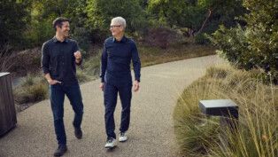 John Ternus e Tim Cook no Apple Park — (Foto: Divulgação/Apple)