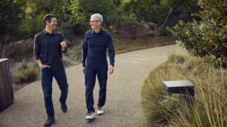 John Ternus e Tim Cook no Apple Park — (Foto: Divulgação/Apple)