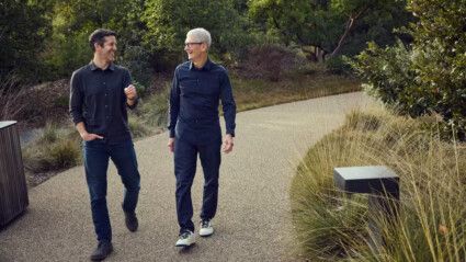 John Ternus e Tim Cook no Apple Park — (Foto: Divulgação/Apple)