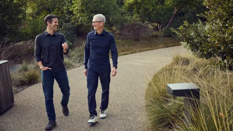 John Ternus e Tim Cook no Apple Park — (Foto: Divulgação/Apple)