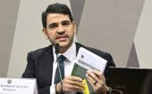 Comissão de Constituição, Justiça e Cidadania (CCJ) realiza reunião para sabatinar indicados ao Tribunal Superior do Trabalho (TST), Defensoria Pública da União (DPU), e ao Supremo Tribunal Federal (STF). Indicado para exercer o cargo de ministro do Supremo Tribunal Federal (MSF 7/2026), Jorge Rodrigo Araújo Messias em pronunciamento à mesa. Foto: Carlos Moura/Agência Senado