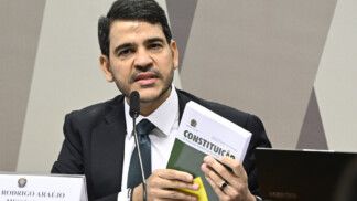 Comissão de Constituição, Justiça e Cidadania (CCJ) realiza reunião para sabatinar indicados ao Tribunal Superior do Trabalho (TST), Defensoria Pública da União (DPU), e ao Supremo Tribunal Federal (STF). Indicado para exercer o cargo de ministro do Supremo Tribunal Federal (MSF 7/2026), Jorge Rodrigo Araújo Messias em pronunciamento à mesa. Foto: Carlos Moura/Agência Senado