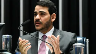 Jorge Messias gesticula enquanto fala ao microfone no Congresso Nacional