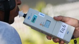 Homem sopra no bafômetro durante blitz