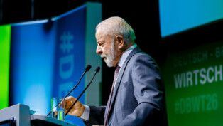 De perfil, Lula fala ao microfone durante evento