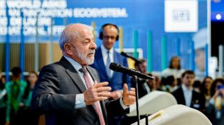 Lula gesticula enquanto faz discurso na Alemanha